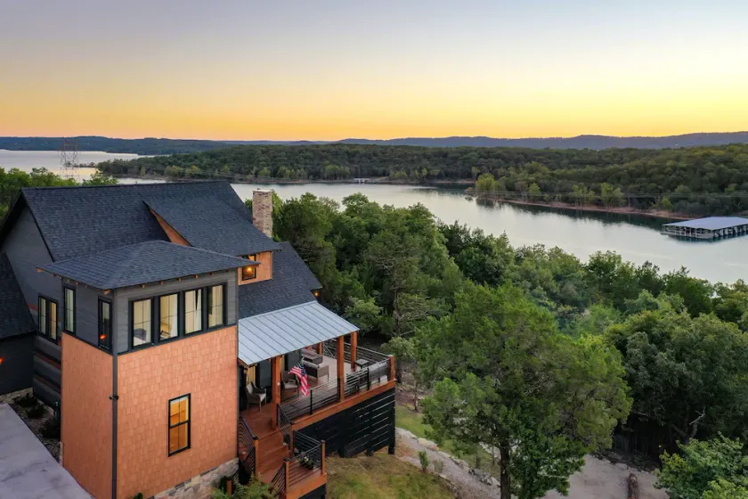 5Star MajesticRetreat, hot tub TableRock Lake Branson Chalet, Walk2Lake,FirePits - Image 1