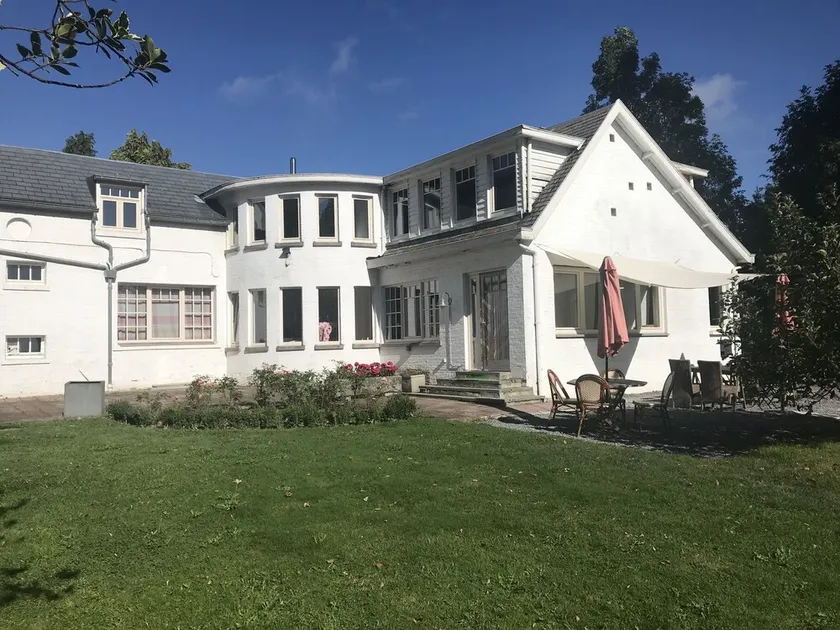 Large villa on 4ha with swimming pool - Image 1