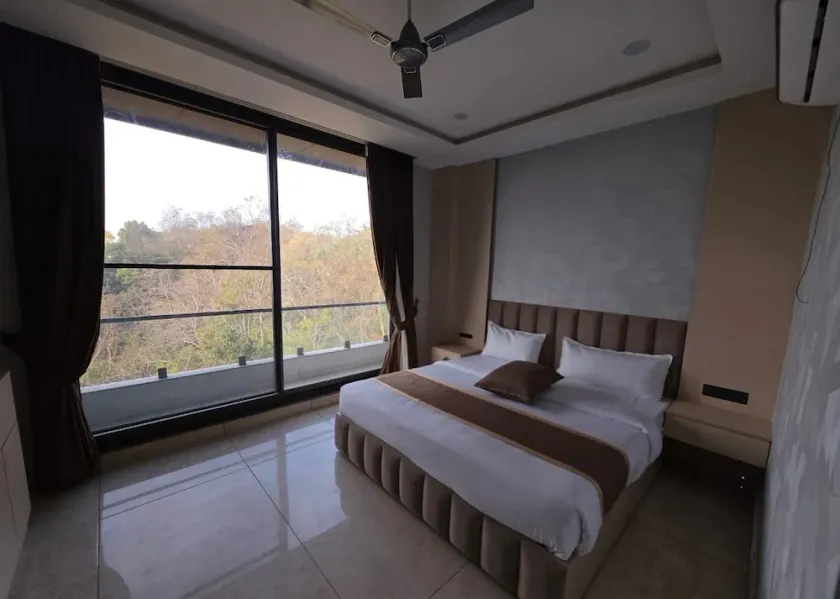 Himsagar Hotel - Image 1