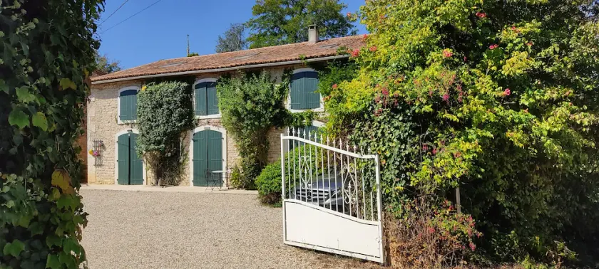 Great family-friendly Farmhouse with pool on large site. Peaceful rural region. - Image 1