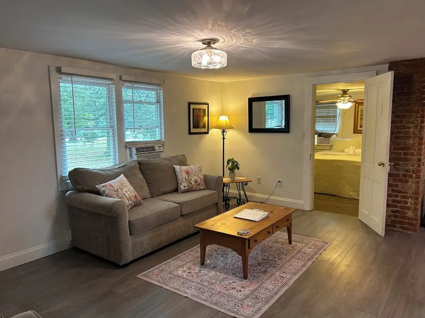 Step into history & unwind at Spring apt a charming 🏡 at the❤️of NYHudson Valley - Image 1