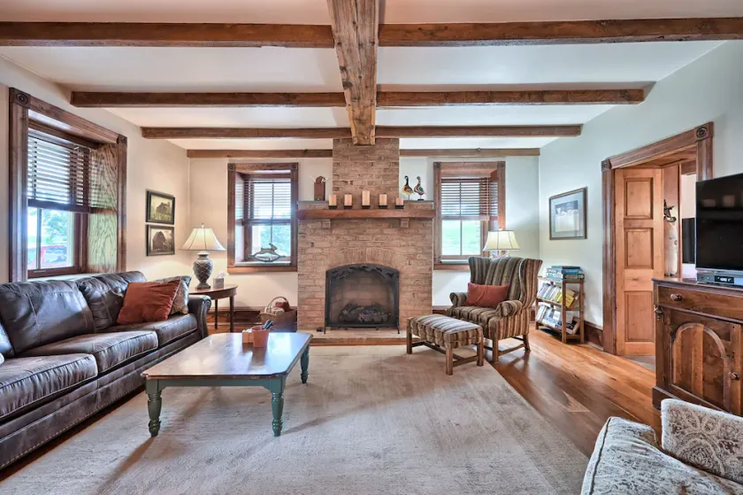 A cozy, beautifully renovated 1829 farmhouse - Image 1