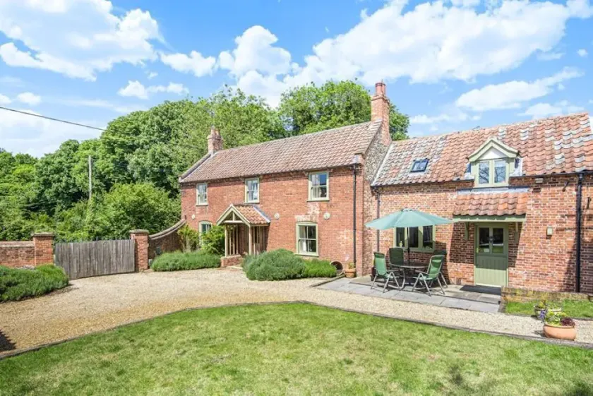 Detached Listed Grade 2  House with enclosed walled garden - Image 1