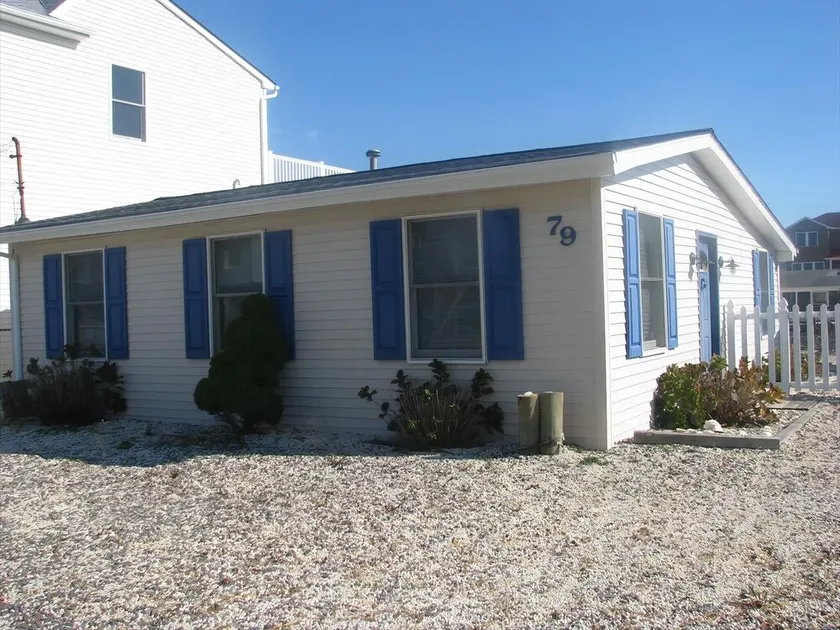 Super cute!! Waterfront Lagoon in Beach Haven West! - Image 1