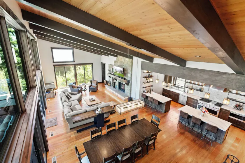 Snowghost Den-Luxury Ski In Ski Out Home Sleeps 9 with 3 Bedrooms 2 and a half Bathrooms and Private Hot Tub - Image 1