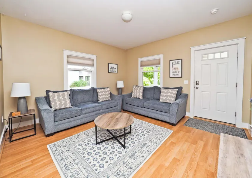 Boyne City, 4 blocks to Lake Charlevoix, 4 bedrooms, sleeps 13 - Image 1