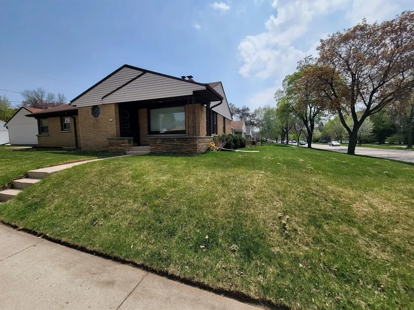 Cheerful 3 bedroom home with garage parking - Image 1