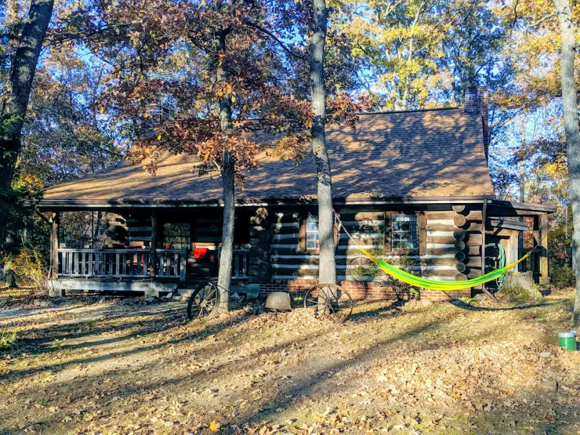 Private Lakefront Log Cabin Near Hermann Wine Country Sleeps 8 - Image 1