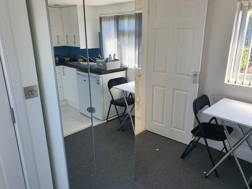 20 mins Heathrow,15 mins Elizabeth line, 20 mins Wembley, 25 mins Central London - Image 1