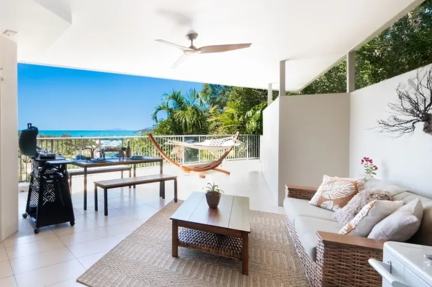 3-bed contemporary designed townhouse with sea views from all rooms - Image 1