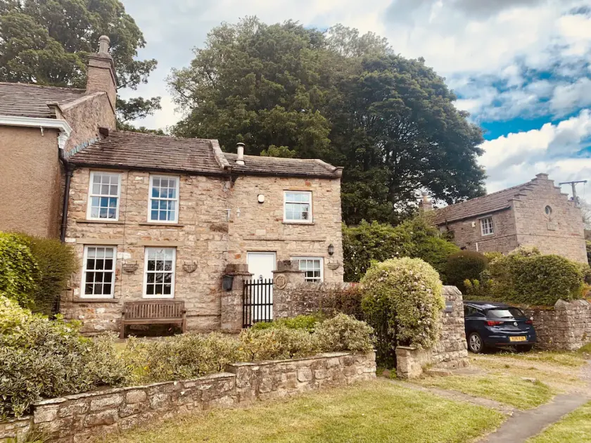 An exceptional holiday home for 6 people & 2 dogs with multi-fuel stove, WiFi & electric car charger - Image 1