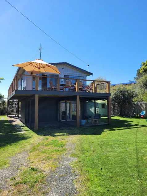 Quiet beachside getaway on foreshore - Image 1