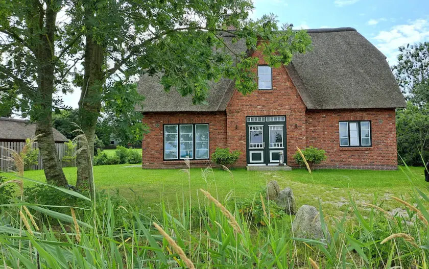 Modernes Reet Gedecktes Ferienhaus für 4 in der Hafenstadt Tönning - Image 1