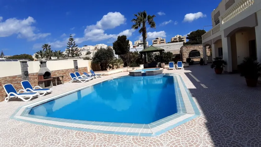 Comfortable,1 bedroom apt sleep 2/3 persons with AC, swimming pool, & Wi-Fi. - Image 1