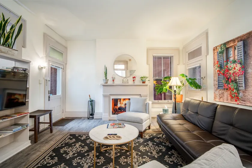 Updated Historical apartment close to a park and two blocks from the best dining - Image 1