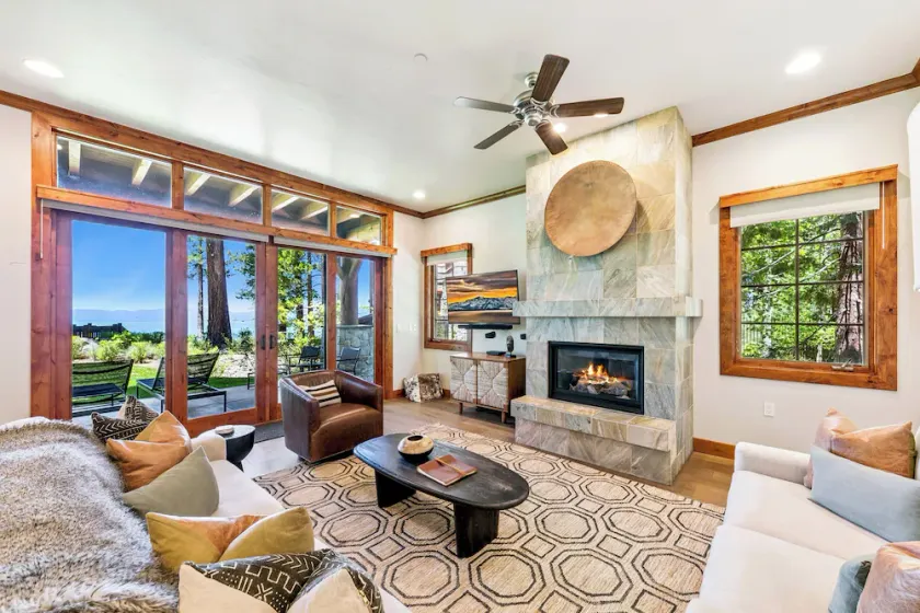 Remodeled Luxury Lakeview w Fireplace Hot Tub Gym PEAK SS13 - Image 1