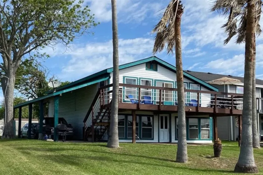 House on intercoastal with lighted fishing pier - Image 1