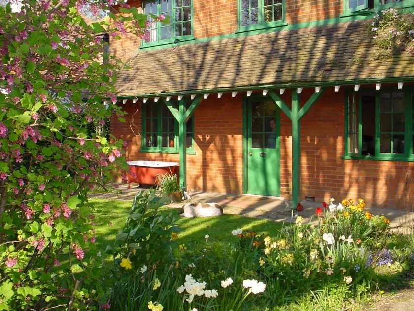 Lovely 7 bedroomed Arts and Crafts New Forest Cottage in Lymington by the coast - Image 1
