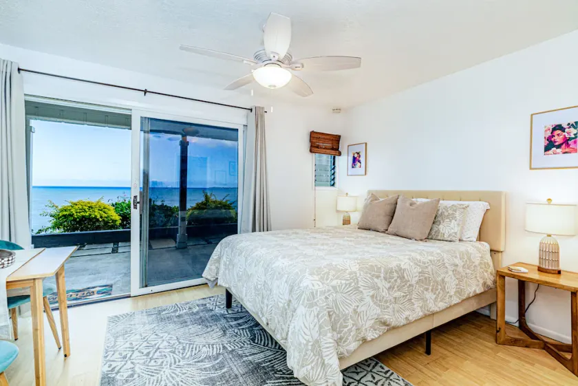 Oceanfront in Hilo Hale Kai Suites Heritage Room - Queen Bed, Private Bath - Image 1