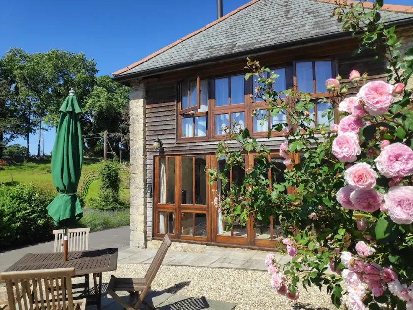 Wagon House sleeps 4, two bedrooms. Near Jurassic coast. - Image 1