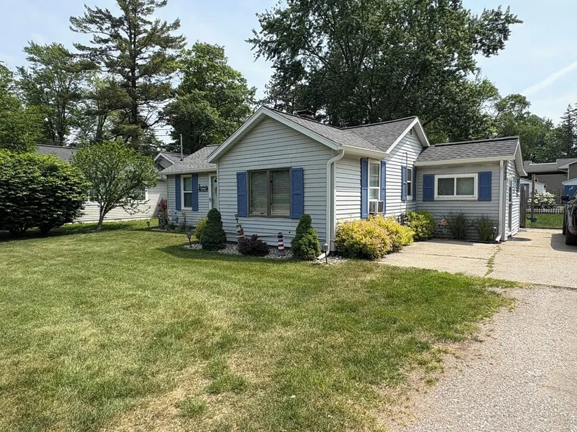 Tastefully decorated, cozy, three bedroom fully equipped cottage in Spring Lake. - Image 1