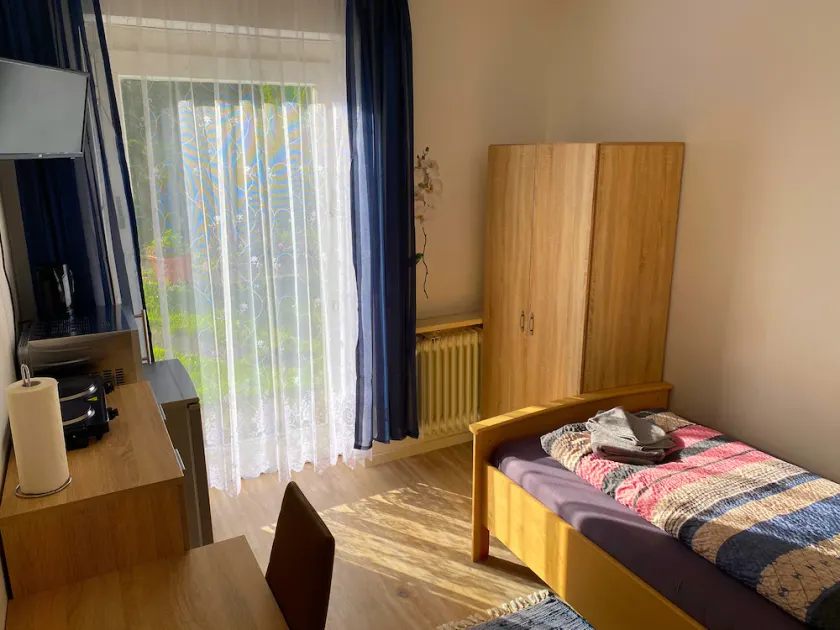 Ferienzimmer Fischach mit Kochgelegenheit, Dusche und Terrasse - Image 1