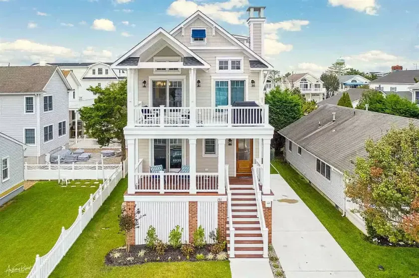 Beautiful new home, professionally decorated with pool close to town and beach - Image 1
