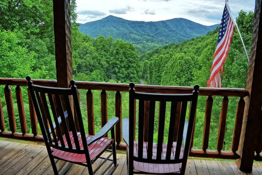 Experience comfort at Incommunicado in Warrensville, NC—a cozy 4-bedroom cabin for 10! - Image 1