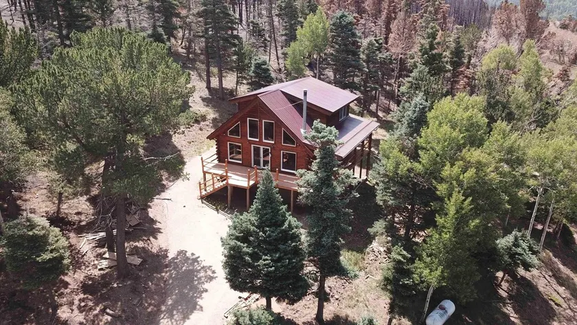 Spacious cabin in gated community. - Image 1