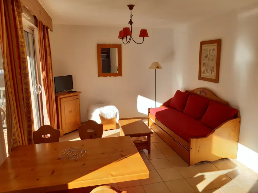 Smuk 2-værelseslejlighed i prestigefyldt opholdssted (indendørs opvarmet pool, WiFi, terrasse) - Image 1