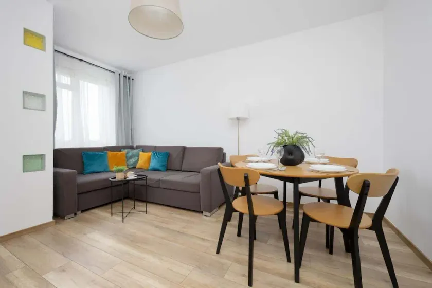 Functional Apartment | Balcony, Close to Airport, Place to Work - Image 1