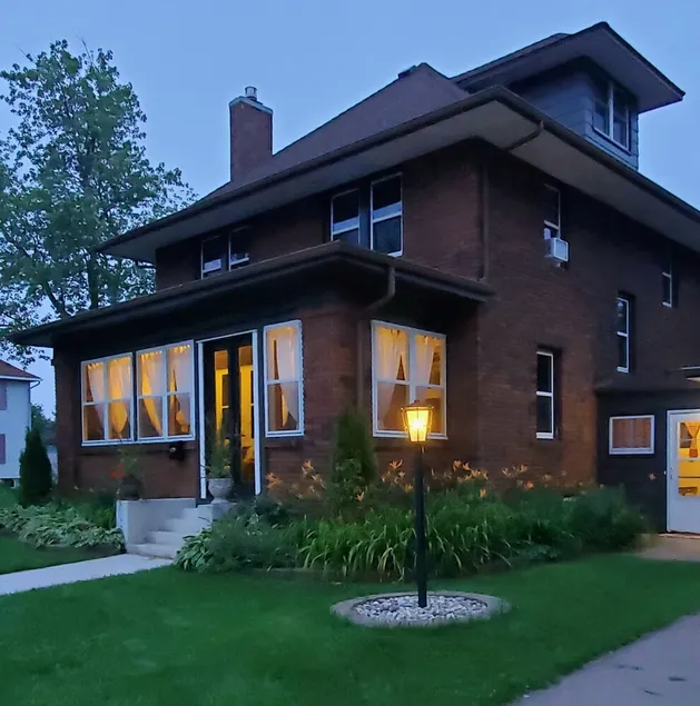 Ein klassisches Haus und eine Sauna mit hervorragender Ausstattung stehen für Ihren Besuch bereit. - Image 1
