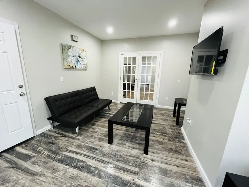 Comfortable Clean Apartment close to all major highways, food and entertainment - Image 1