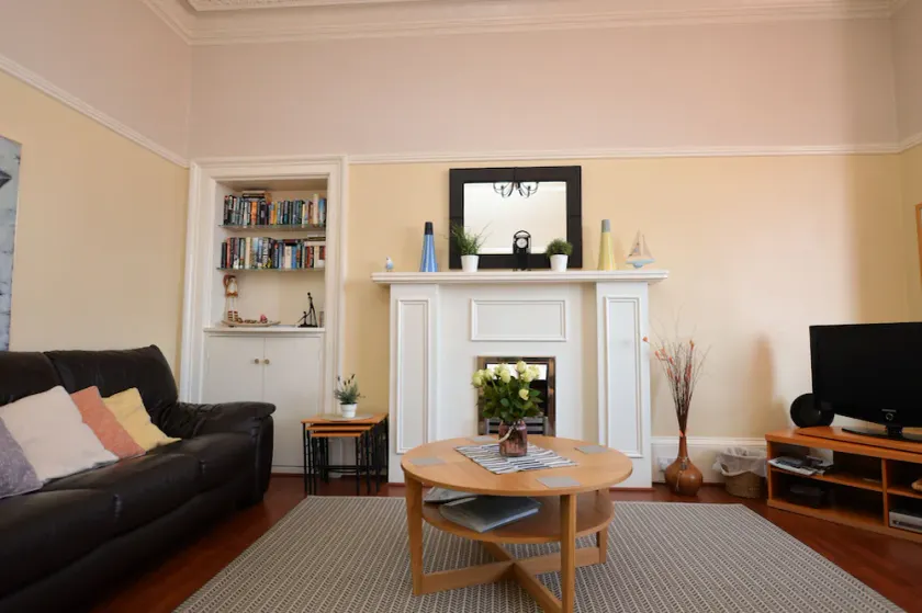 Shorefront apartment with private parking 200m town centre Dunoon, sea views - Image 1