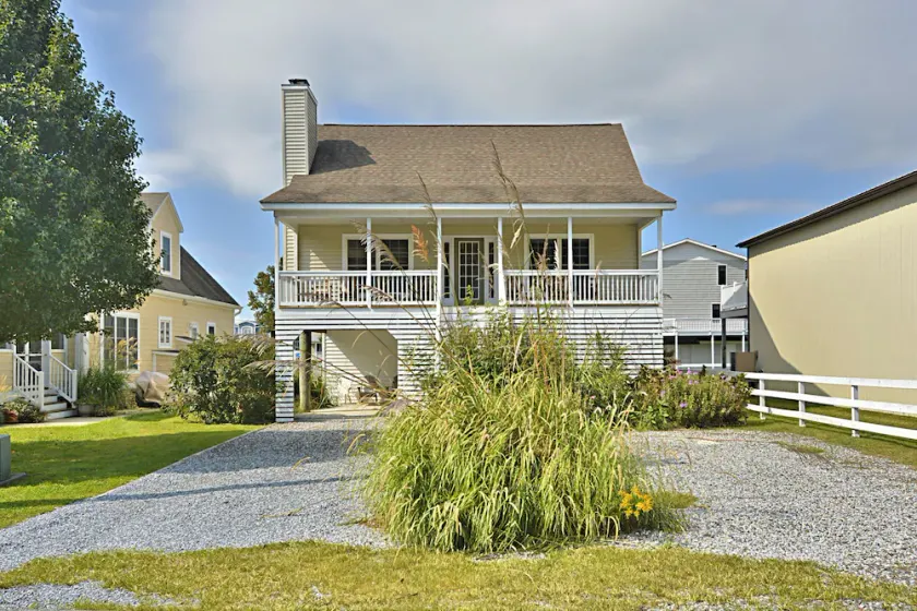 GRATIS VERKSAMHET !!! Beläget på västra sidan, bara en kort promenad från South Bethany beach, är detta 5 sovrum, 3 bad familjevänliga hem bara en glädje! - Image 1