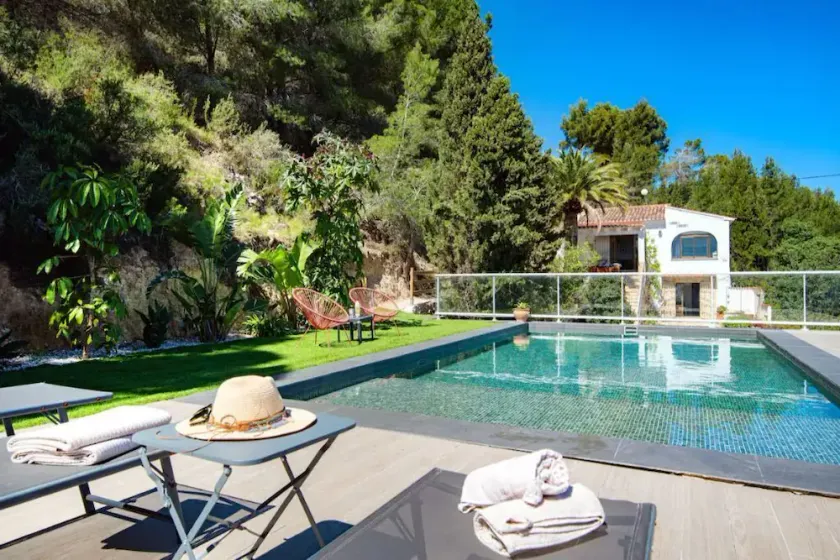 Villa with spectacular views and modern salt pool - Image 1