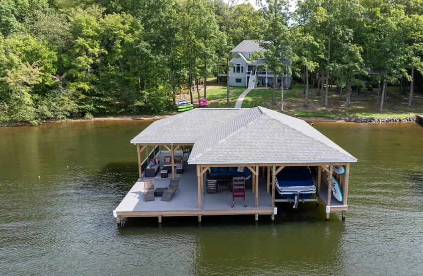 Luxury LAKEFRONT 7Bdr/7.5Ba -Huge Boathouse in Quiet Cove-Public Side-Stunning - Image 1