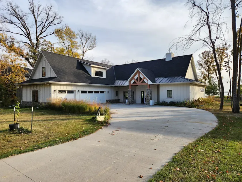 Cozy lake front home on Crystal Lake-Great for hosting! - Image 1
