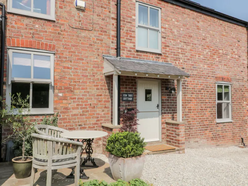 YEW TREE COTTAGE, romantic, with open fire in South Cave - Image 1