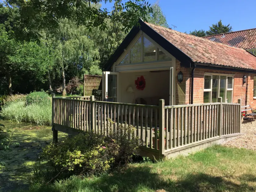 Fabulous boutique cottage for 2 people overlooking a large pond and gardens - Image 1