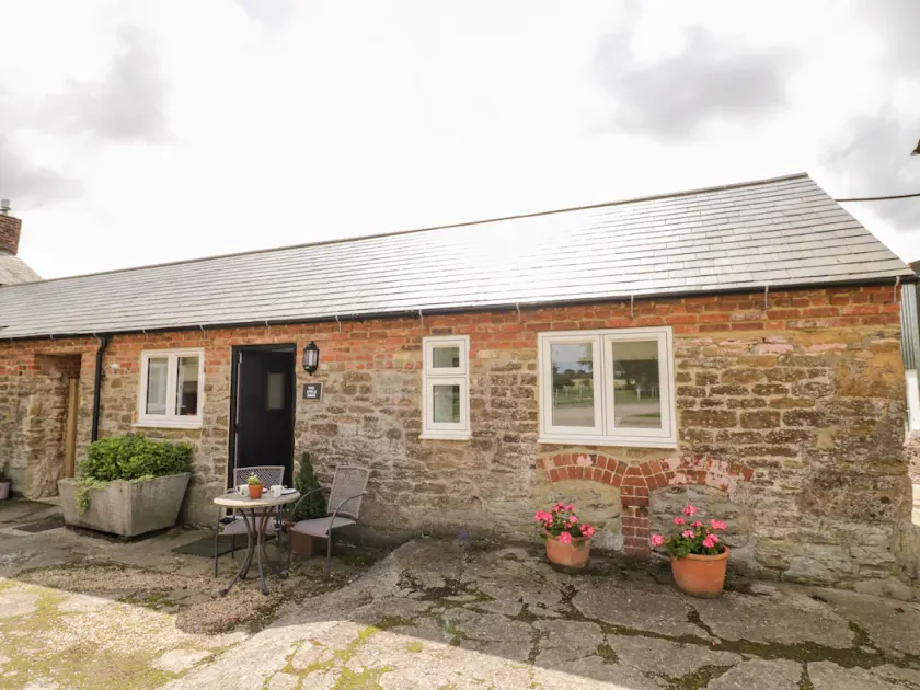 THE APPLE BARN, with a garden in Catesby - Image 1