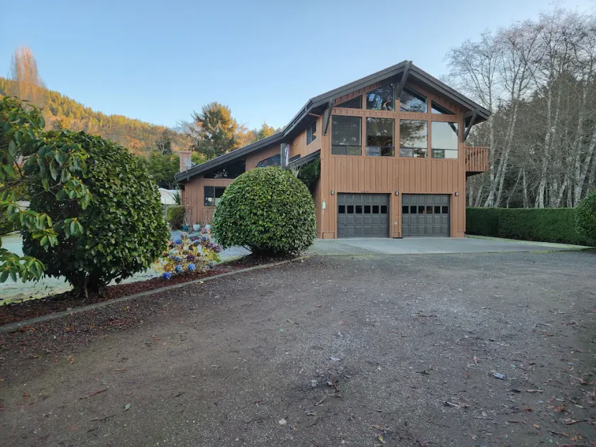 Spacious home with large yard and hot tub- Nearby beach access and dog Friendly! - Image 1