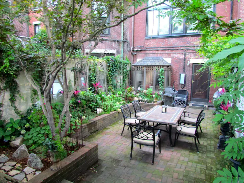 Condo de luxe Beacon Hill 1050 pc avec patio / jardin privé et entrée privée - Image 1