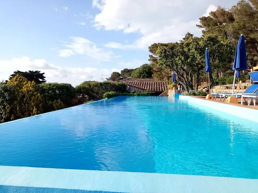 Hus med havudsigt terrasse, svømmehal, solarium, privat strand inklusive ideel til 4 - Image 1