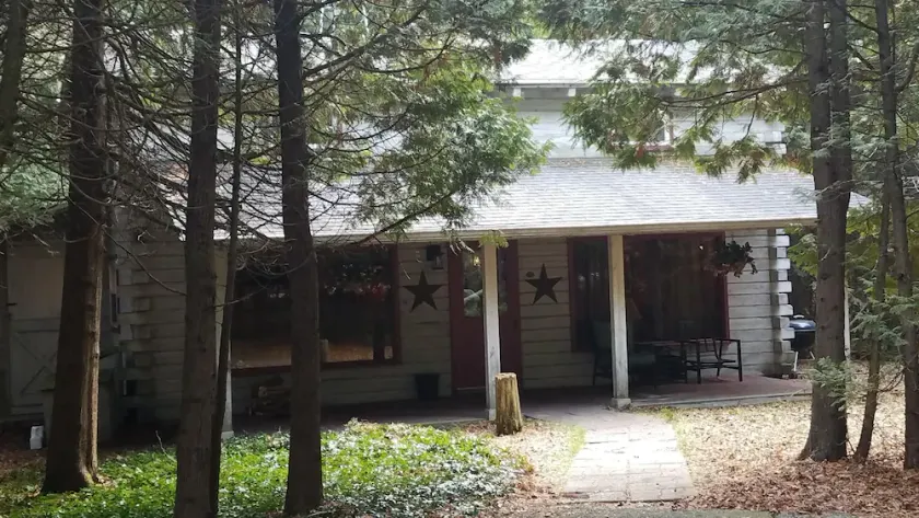 Charmantes Zedernholzhaus im Wald, Schritte von Rowley's Bay - Image 1