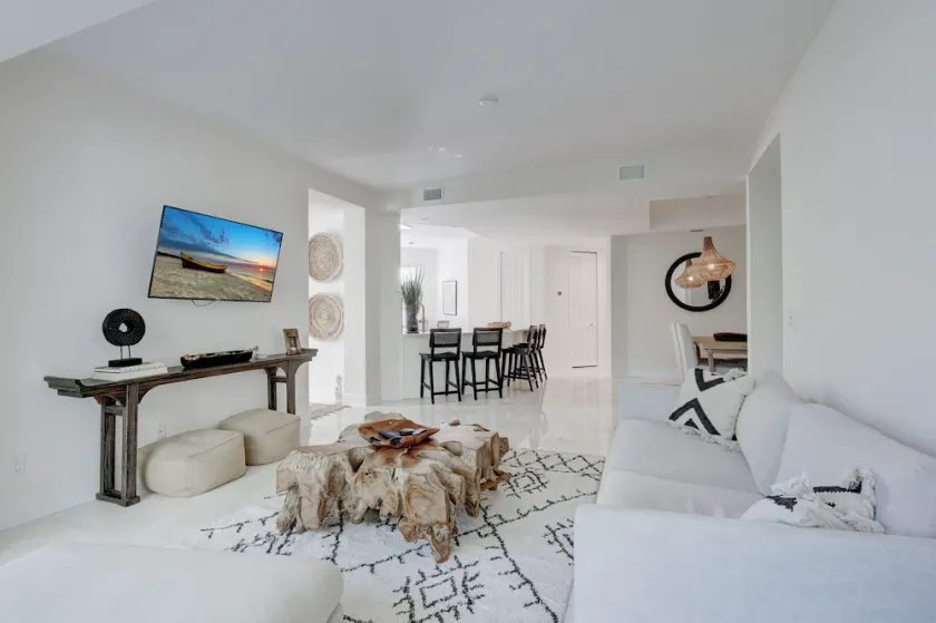 NAPLES DESIGNER VILLA RETREAT STEPS FROM MERCATO - Image 1