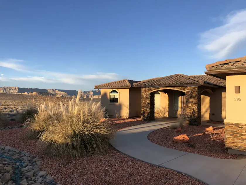 Luxury Near Lake Powell & Antelope Canyon: Hot Tub, Views & EV Charger - Image 1