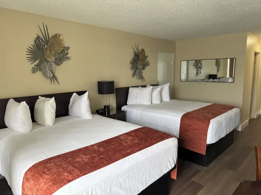 Bayview Waterfront Room, Heated Pool, Tiki Bar & Grill ! - Image 1