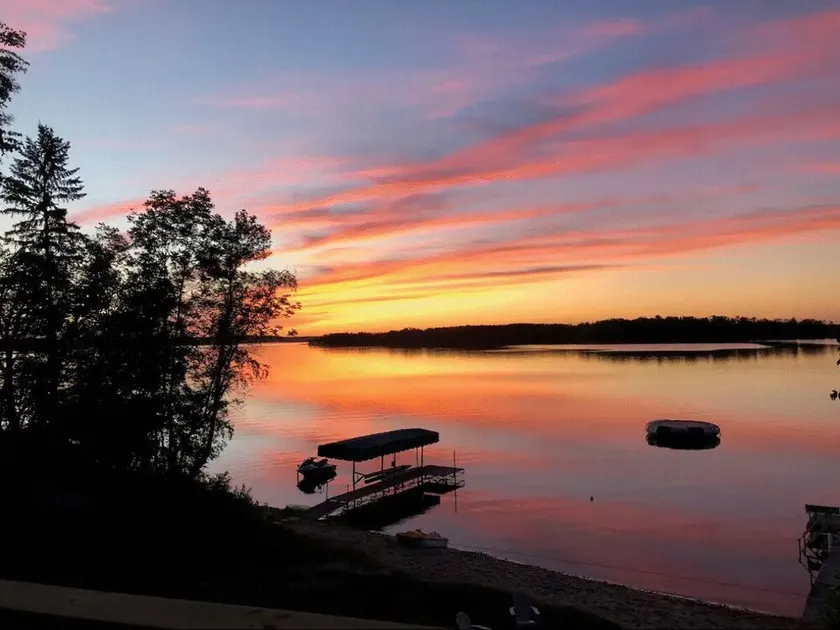 320' of private sandy shore. Pontoon for rent. Sauna/  Hot Tub & Outdoor Shower - Image 1