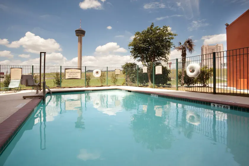 Comfy Studio Suite | Free Breakfast + Outdoor Pool - Image 1